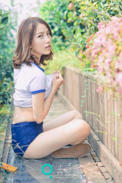 美女走过光吹裙子